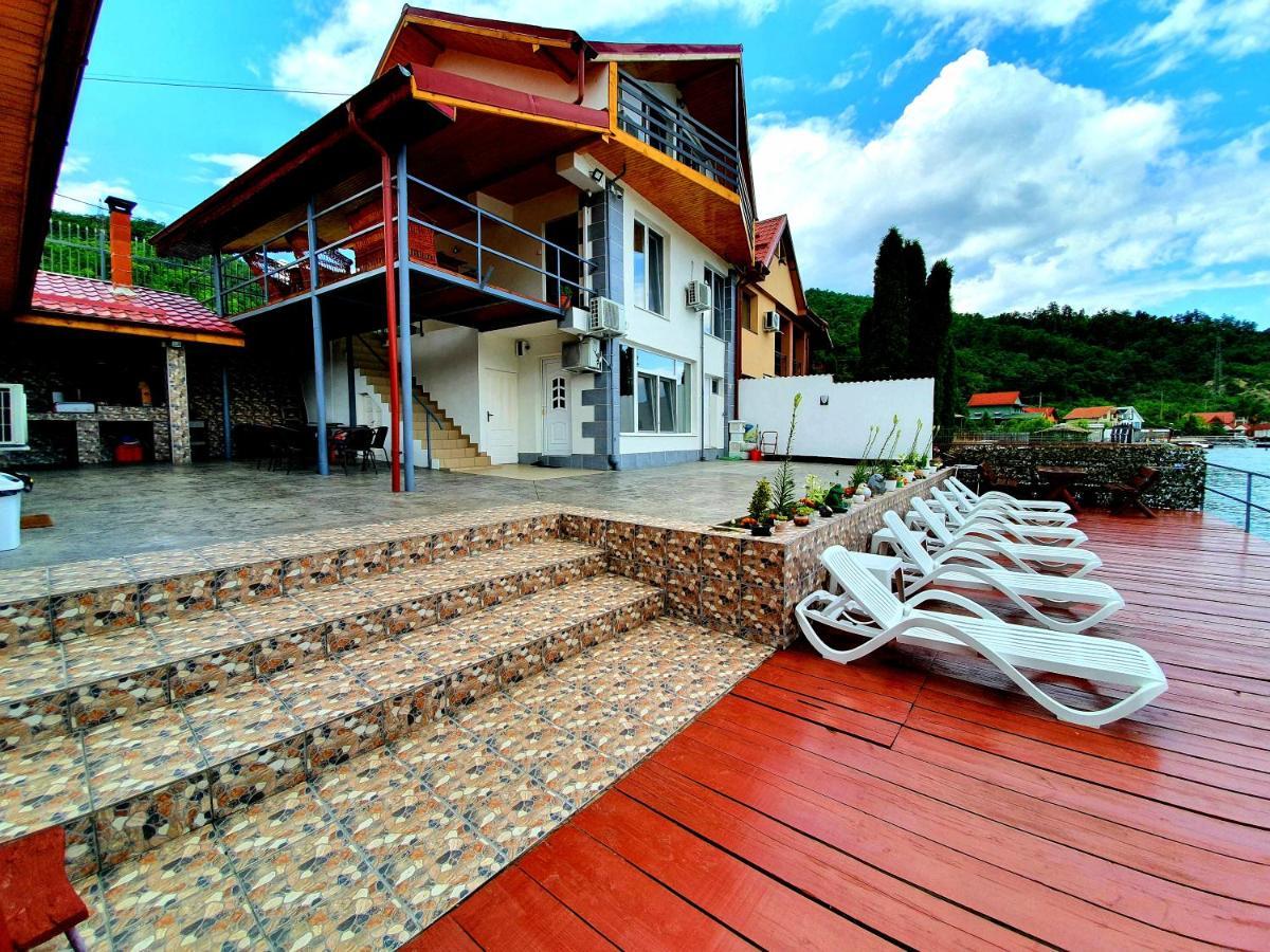 Hotel Vila Cristiane Ieşelniţa Exterior foto